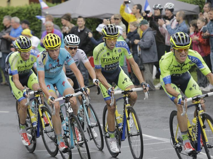 Holdarbejde. Saxo Tinkoff forcerede voldsomt på stigningerne på 8. etape af Tour de France. 