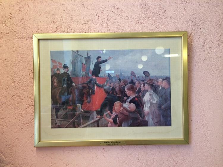 Revolte. Her er et billede af revolution, som hænger på et trykkeri i København. 