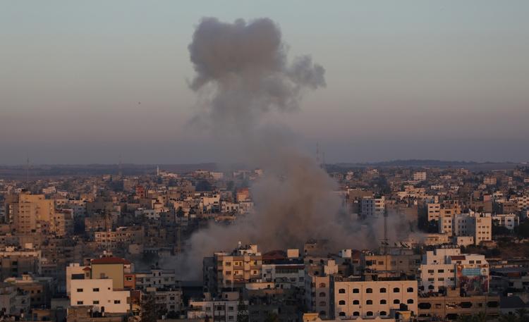 LUFTANGREB. Fredag ramte Israel mål i Gaza, hvor flere palæstinensere blev dræbt. Lørdag meldes der indtil nu om en raketfri aftenhimmel. 