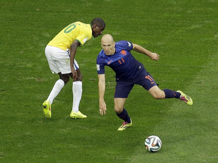 Udspillet. Hollandske Arjen Robben dribler forbi Brasiliens Ramires i bronzekampen ved VM 2014. 