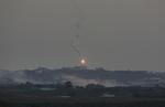 GAZA. En raket bliver affyret og falder ned over Gaza sent i går aftes. 