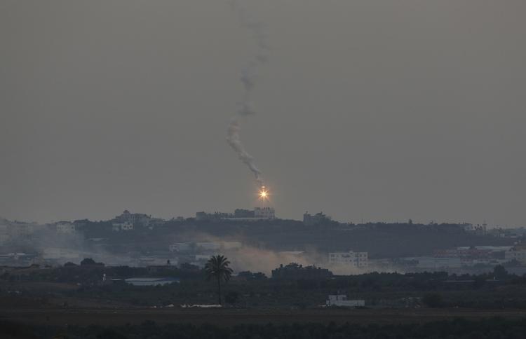 GAZA. En raket bliver affyret og falder ned over Gaza sent i går aftes. 