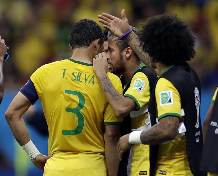 NEDERLAG. »Jeg ved ikke, hvad jeg skal sige. Det er en forfærdelig følelse«, siger midtbanespilleren Oscar, mens anfører Thiago Silva følger op. 