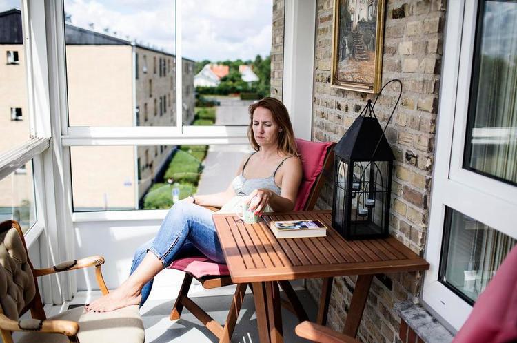 Mor. Efter skilsmisse har Carsten og Kathrine hver sin lejlighed ikke langt fra hinanden. 