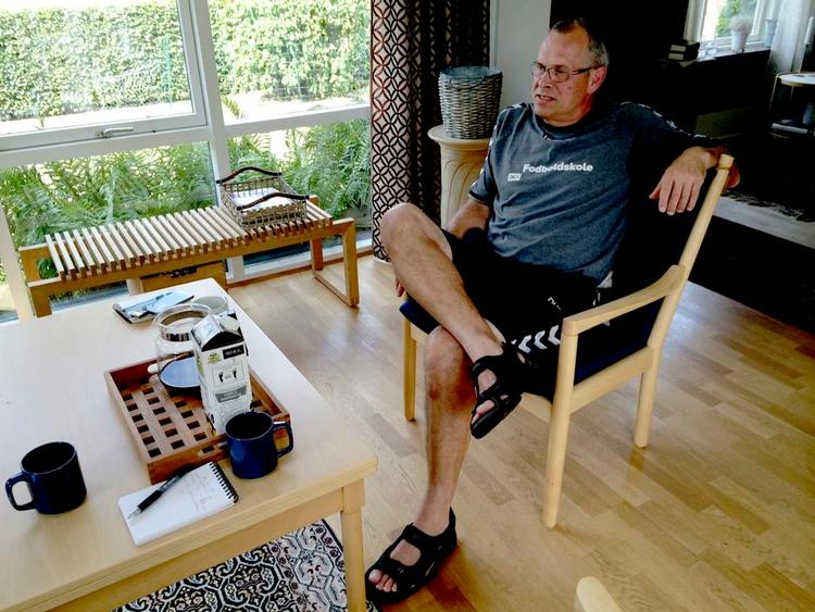 Holdspiller. Man er nødt til at stå på mål for holdet, så længe man spiller på det, mener den fodboldglade SF'er Poul Hangler. 
