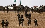 grænsen. Foreløbig har israelerne ikke vist tegn på at mildne de seneste dages aktioner mod palæstinenserne. Her er israelske soldater på vej til at indtage nye positioner langs grænsen mellem Israel og Gaza. 