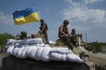 FLUGT. I går bombede ukrainske fly mål ved byen Donetsk og andre områder, der kontrolleres af separatisterne.Det ukrainske militær hævder, at 500 separatister blev dræbt i forskellige luftangreb i løbet af i går. 