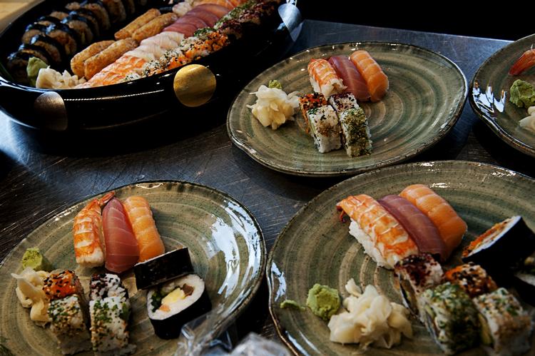 SUSHI. Bestil mad fra hele kloden direkte til døren til aftnenens finalekamp. 