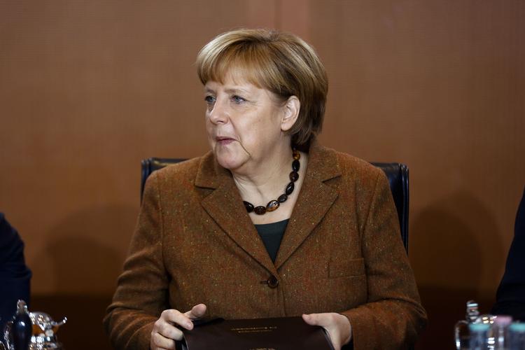 MERKEL. »Vi lever ikke længere i tiden under Den Kolde Krig, hvor alle mistænker hinanden. Jeg mener, at efterretningstjenester i det 21. århundrede bør fokusere på vigtige sager. Vi arbejder tæt sammen med amerikanerne, og jeg håber, at det vil fortsætte«, siger hun til den tyske tv-station ZDF og tilføjer, at hun håber på, at der sker en forandring. 