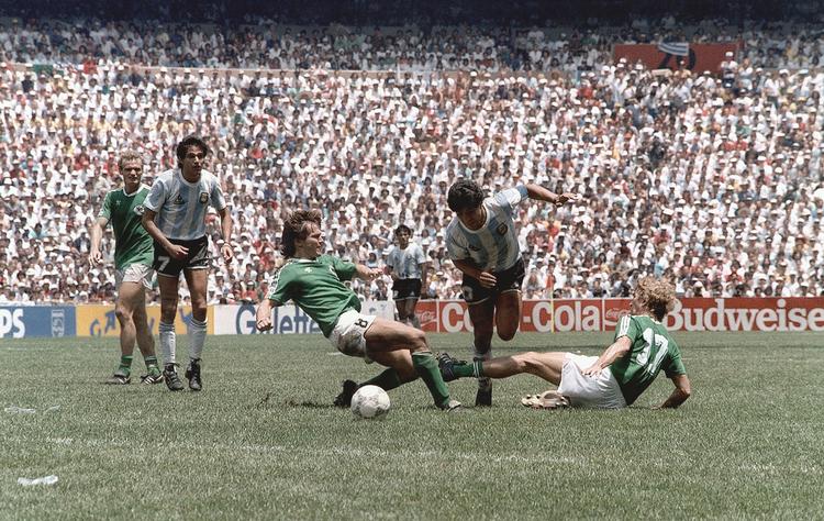 Omringet. Tyskerne - her Lothar Matthäus (tv) og Ditmar Jacobs (th) - havde godt styr på Diego Maradona i finalen, men i 84. minut plantede superstjernen en aflevering, der førte til endeligt tysk sammenbrud. 