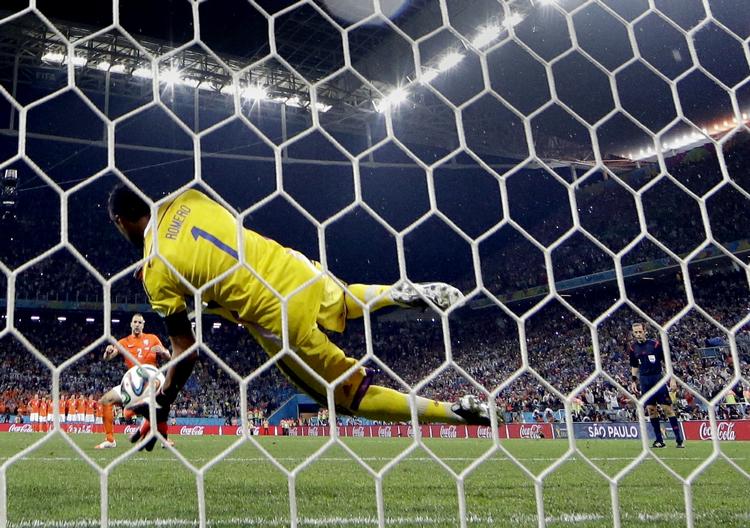 Redning. Sergio Romero kan blive den afgørende spilelr for Argentina i VM-finalen mod Tyskland. 