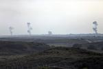 nedslag. Røgfaner efter israelske bombeangreb over Gaza i går. Én dansker har bedt FN om hjælp til at komme ud af området, der er udsat for daglig beskydning. 