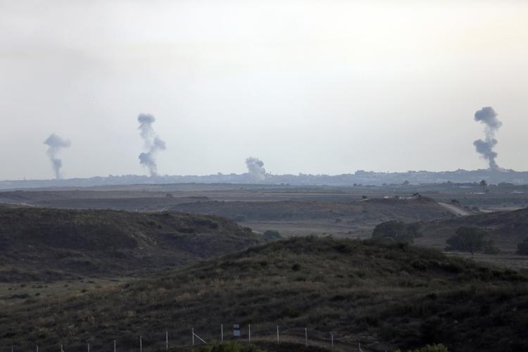 nedslag. Røgfaner efter israelske bombeangreb over Gaza i går. Én dansker har bedt FN om hjælp til at komme ud af området, der er udsat for daglig beskydning. 