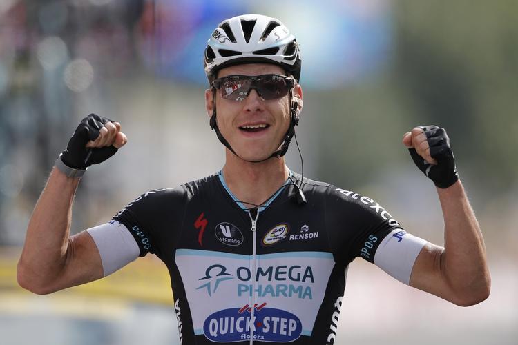 Triumf. Tyske Tony Martin triumferede på dagens 9. etape af Tour de France. Han kørte alene med 60 kilometer til mål, hvor han forlod sin italienske følgesvend Di Marchi, han havde kørt sammen med på etapens første godt 100 kilometer. Lottos Tony Gallopin er ny mand i gult. 