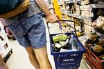 Globalisering. Varer produceret i lavprislande har givet de danske forbrugere billigere varer. 