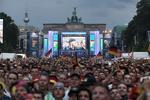 ANSPÆNDT. Der bliver skuet med seriøse - og en anelse svømmende - blikke op mod storskærmen i Berlin. 