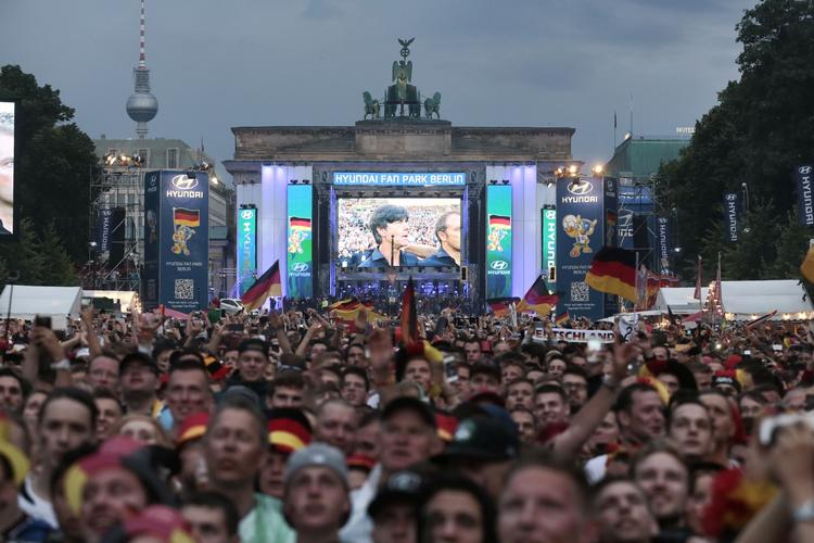 ANSPÆNDT. Der bliver skuet med seriøse - og en anelse svømmende - blikke op mod storskærmen i Berlin. 