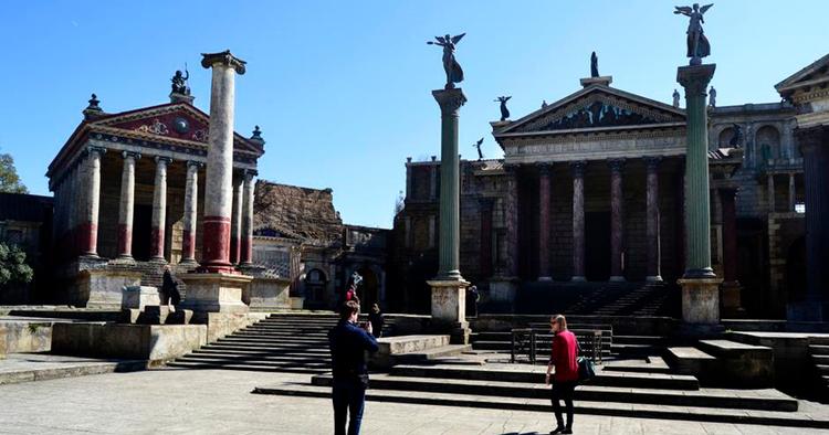 Glasfiber. Miniaturekulissen i Roms filmby Cinecittà af det antikke Rom til streaming-serien 'Rome' tog et halvt år at bygge. 