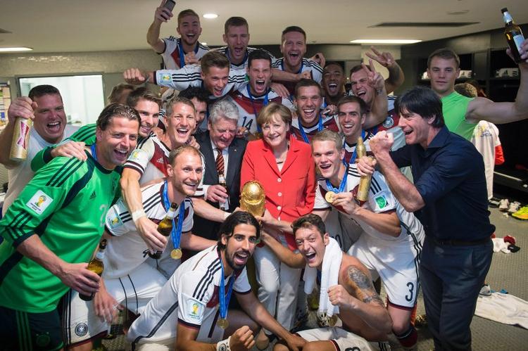 VM. Kansler Angela Merkel var med i omklædningsrummet, da det tyske landshold fejrede VM-guldet i Rio de Janeiro. 