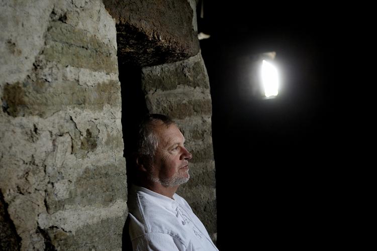 mystik. Forfatter Erling Haagensen i en af de bornholmske rundkirker i Østerlars. 