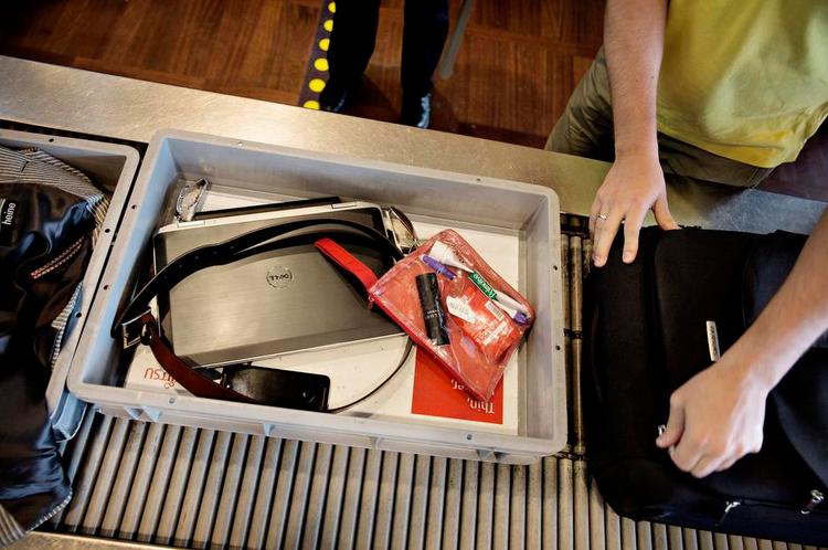 kontrol. Telefoner og computer uden strøm kan i fremtiden blive afvist på fly til USA. 