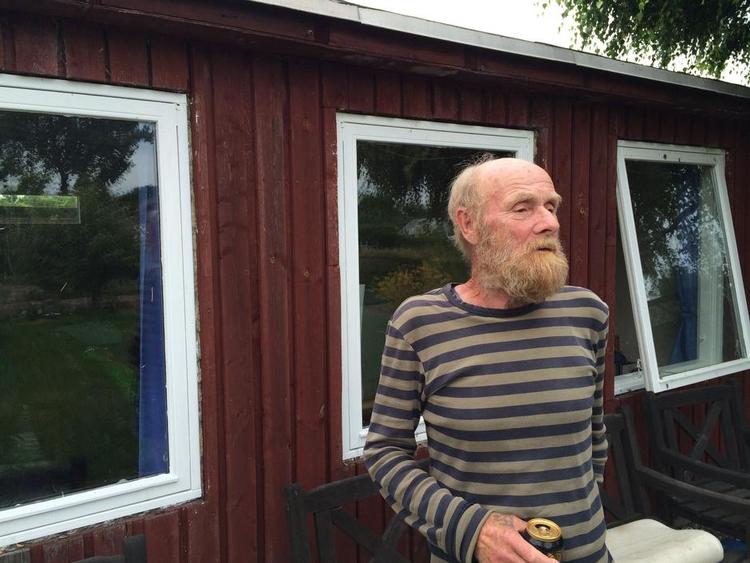 Håndværk. Erik Christensen har selv lavet tatoveringen på hånden. Det gjorde han med en nål, da han boede på drengehjem. Han har også en dolk på armen. 'Lev stærkt', står der under dolken. »Ligesom bogen 'Lev stærkt - dø ung'. Jeg ville bare ikke skrive det sidste«.
