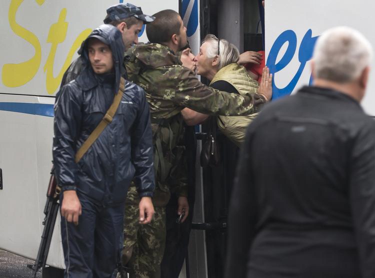 Flugt. Ukrainske soldater siger farvel til deres familier i Donetsk. 