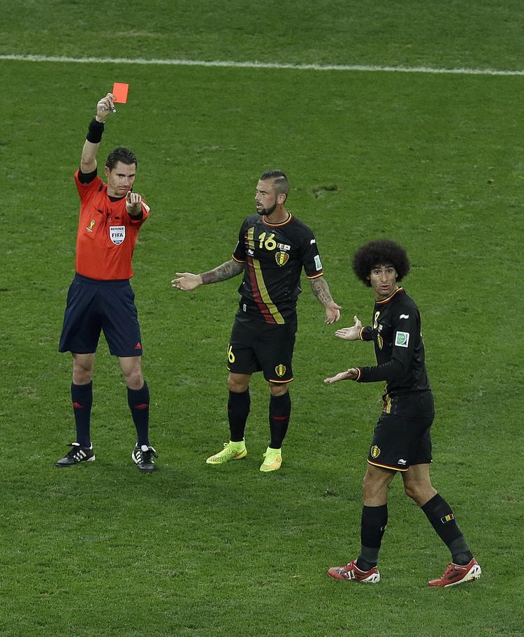 Ud. Belgiens Steven Defour (i midten) var en af syv spillere ved VM, der fik direkte rødt kort. Dermed blev det til et X i spørgsmål 6.  I alt blev ti spillere udvist ved VM. Alle ti fik i øvrigt marchordre i gruppespillet. 
