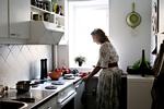bananfluer. De små gulligbrune kræ elsker frugt, der gærer, og kaldes også frugtfluer af nogle. Så i den fugtige sommervarme er det vigtigt at tømme skraldespanden ofte og sørge for, at frugtskålen ikke indeholder stødt frugt. Opbevar eventuelt frugt i køleskabet, eller dæk frugtskålen til, lyder et af rådene. (Arkivfoto) 