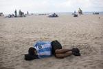 Dagen derpå. En argentinsk fodboldfan sover på Copacabana efter finalenederlaget til Tyskland. 