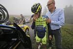 Færdig. Alberto Contador bliver hjulpet ind i bilen af Bjarne Riis efter sit dramatiske styrt på 10. etape. 