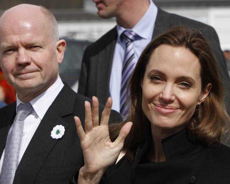Den britiske udenrigsminister William Hague, der her er i Srebrenica i Bosnien sammen med FN-ambassadøren og Hollywood stjernen Angelina Jolie, forlader sin post. 