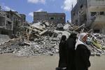 Krig. Palæstinensere i Rafah på Gaza-striben passerer ruinerne efter et hus, der er jævnet af israelske luftangreb. 