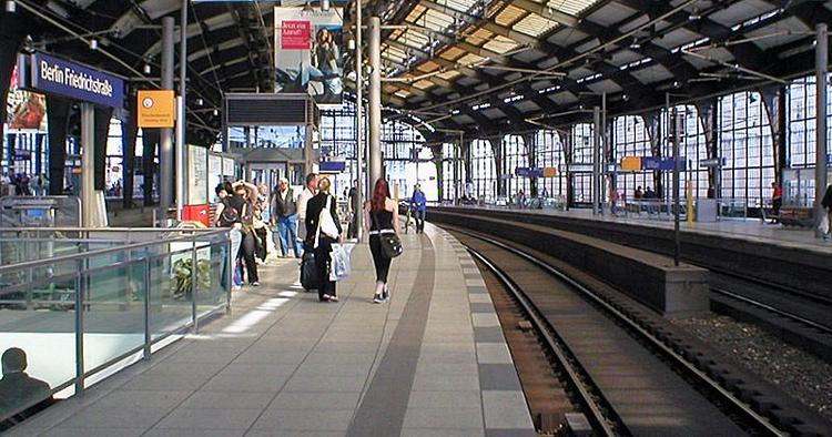 Ombygning. Det er blandt andet denne Berlin-station, Friedrichstasse, der i øjeblikket ikke kan bruges på grund af sporarbejde. 