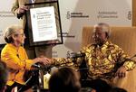 Apartheid-kritiker. Nadine Gordimer var en nær ven af Nelson Mandela. I sit forfatterskab kæmpede hun imod det raceopdelte Sydafrika, hun blev født i. 