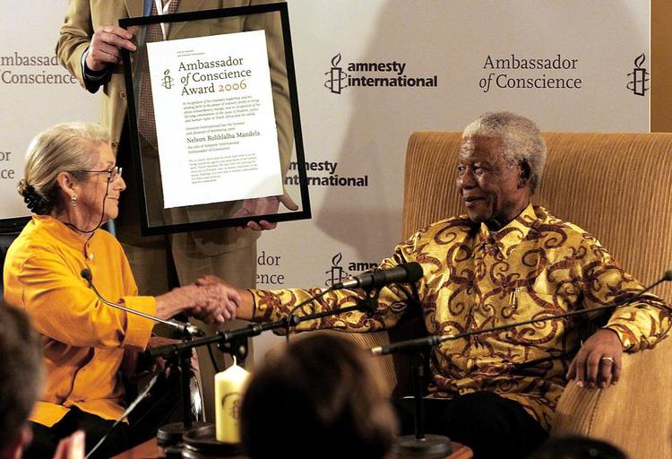 Apartheid-kritiker. Nadine Gordimer var en nær ven af Nelson Mandela. I sit forfatterskab kæmpede hun imod det raceopdelte Sydafrika, hun blev født i. 
