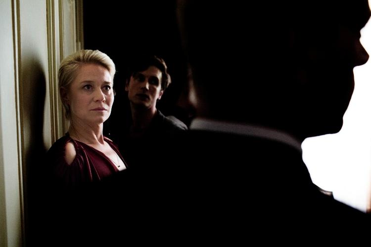 Smugkig. Massera af fans af 'Arvingerne' har ikke kunnet vente på at se, hvad der sker med bl.a. Gro (Trine Dyrholm) og lillebror Emil (Mikkel Boe Følsgaard) og har allerede set finaleafsnittet på nettet. 