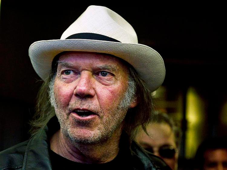 Crowdfunding. Neil Young har på den amerikanske crowdfunding-side Kickstarter fået tusindvis af mennesker til at donere i alt 6,2 millioner dollars til et nyt digitalt musikselskab ved navn PonoMusic. 