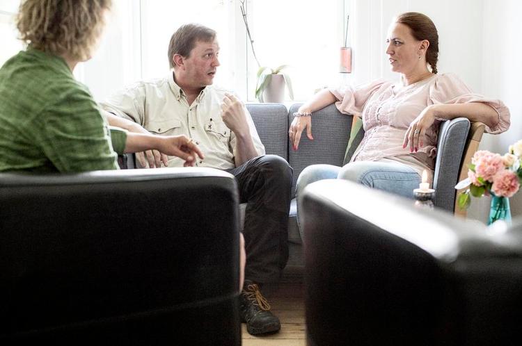 KATALYSATOR. Kathrine hos familieterapeut Anna Prip. Samtalerne hjælper dem med at blive bedre til at tale sammen, hvilket er en stor lettelse for parrets to døtre 