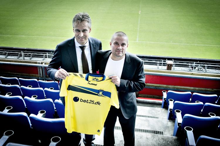 FODBOLD. I går blev det offentliggjort, at spiludbyderen Bet25 er gået med til en etårig aftale med en option på yderligere to år. 