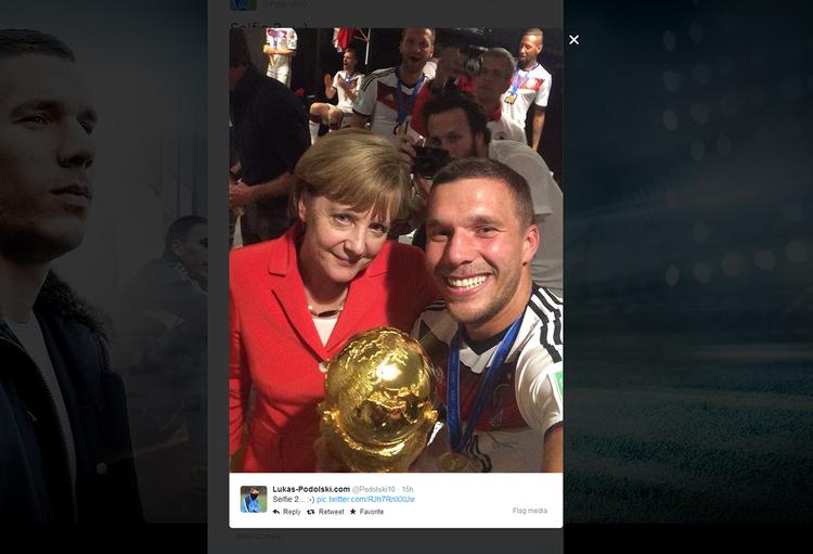 SOCIALT. Den tyske landsholdsspiller Lukas Podolski skyndte sig at tage en selfie med VM-pokalen og Angela Merkel efter finalen. Den røg ud på Twitter, sammen med rekordstore antal tweets, Facebook-posts, kommentarer og likes (Foto: Lukas Podolski/Twitter) 