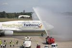Vinderflyet, Lufthansa-flyet, der til formiddag fragtede de tyske guldvindere hjem til Berlin, var i dagens anledning omdøbt til 'Fanhansa'. 
