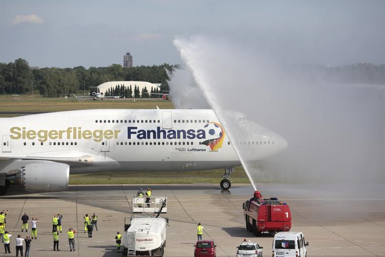 Vinderflyet, Lufthansa-flyet, der til formiddag fragtede de tyske guldvindere hjem til Berlin, var i dagens anledning omdøbt til 'Fanhansa'. 