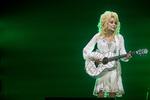Ikon. Dolly Parton har ofte talt varmt for tolerance og støtter åbent ægteskab mellem personer af samme køn, hvilket har været en medvirkende årsag til, at hun har mange homoseksuelle fans. Her ses hun under sidste uges koncert i Forum på Frederiksberg. 