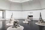 Månelandskab. Betonfigurerne i den ottekantede sal udgør udstillingens måske mest vellykkede indslag. Det hedder 'Nur die Harten kommen in den Garten (dry landscape garden)', og er lavet af den tyske billedkunstner Jan Bünning og den schweiziske arkitekt Gianna Ledermann. 