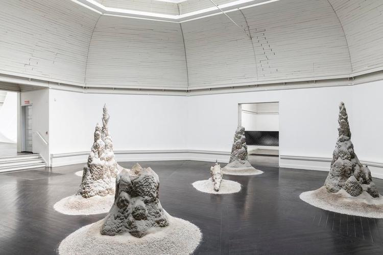 Månelandskab. Betonfigurerne i den ottekantede sal udgør udstillingens måske mest vellykkede indslag. Det hedder 'Nur die Harten kommen in den Garten (dry landscape garden)', og er lavet af den tyske billedkunstner Jan Bünning og den schweiziske arkitekt Gianna Ledermann. 