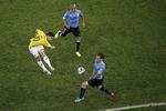 Klassekasse. James Rodriguez slog under VM sit navn fast med seks scoringer. Her har han ramt bolden lige i røven og sender Colombia foran 1-0 mod Uruguay. 