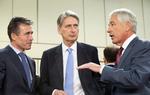 Udnævnt. Philip Hammond (midten) er ny britisk udenrigsminister. Her ses han sammen med NATO's generalsekretær Anders Fogh Rasmussen og den amerikanske forsvarsminister Chuck Hagel. 