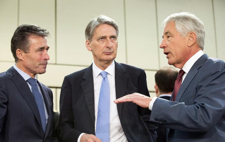 Udnævnt. Philip Hammond (midten) er ny britisk udenrigsminister. Her ses han sammen med NATO's generalsekretær Anders Fogh Rasmussen og den amerikanske forsvarsminister Chuck Hagel. 