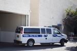 Internationalt. Et israelsk fængselskøretøj kører ud fra retten i Petah Tikva. Efterretningstjenesten Shin Bet anholdt sidste søndag tre mistænkte i drabet på palæstinensisk teenager. 